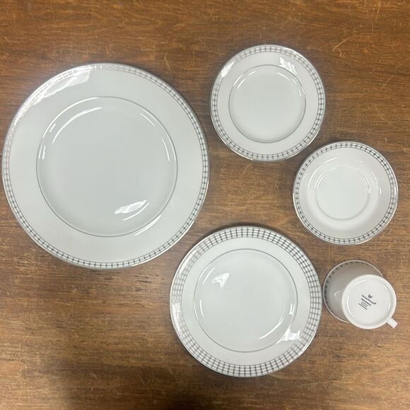 Wedgwood Procession China 5 piece plate setting. KK150 - Picture 3 of 4